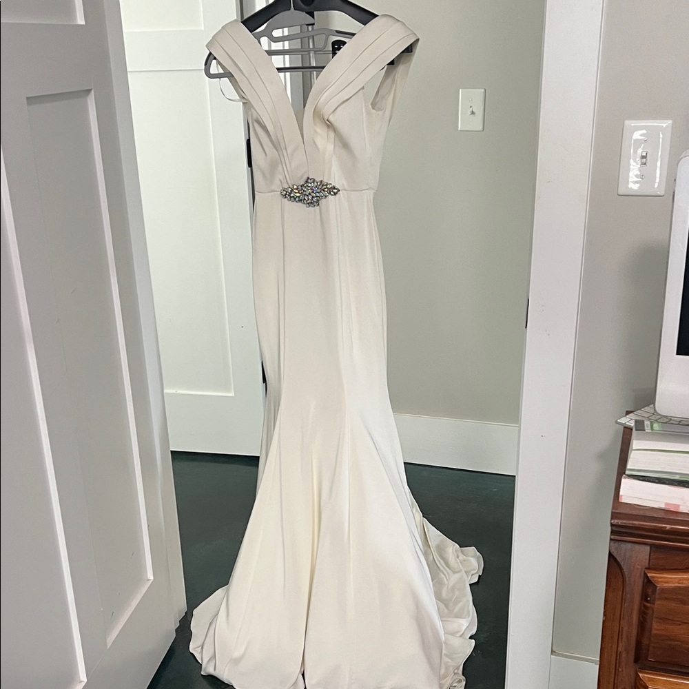 Jonathan Kaybe V-Neck Pageant Prom Gown with Embellished Waist sz 6